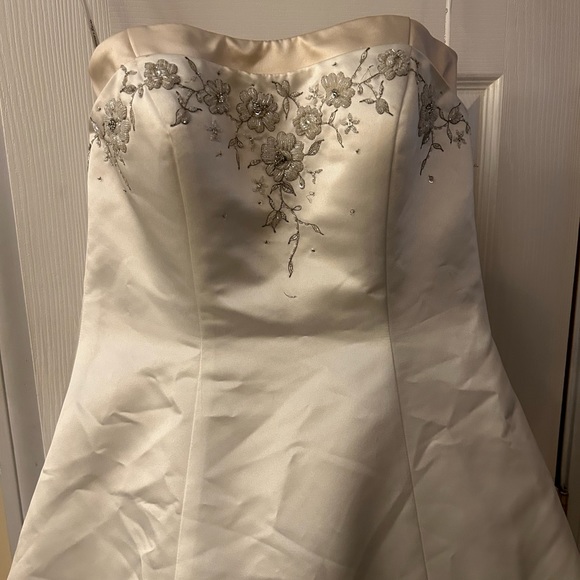 Beautiful Wedding Gown size 6 matching shoes size 7 - Picture 6 of 6